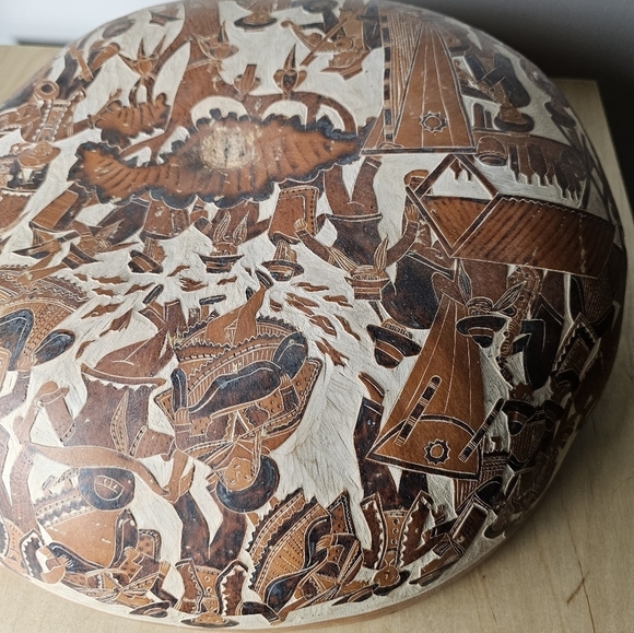 Vintage Large Hand Carved Peruvian Gourd Folk Art Bowl - Picture 10 of 13